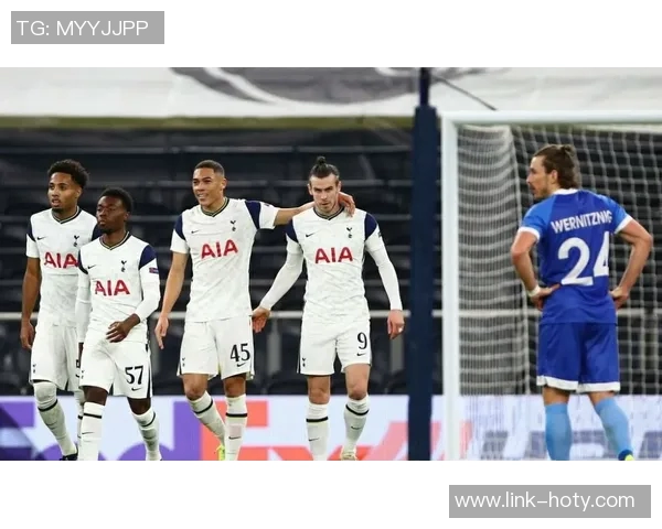 维尼修斯分享巴伊亚度假美照展现时尚魅力仿佛置身普拉达世界